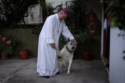 Salvador Rangel junto a su perro en la casa episcopal.