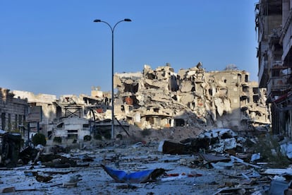 Edificios destruidos en el barrio de Bustan al-Basha de Alepo. Durante este lunes, fuerzas progubernamentales sirias han tomado el norte de la ciudad que se encontraba en manos de los combatientes rebeldes.