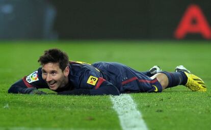 Messi sonríe durante el duelo ante el Athletic.