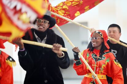 Estudiantes africanos en la Universidad de Jiangsu (China) participan en una danza del dragón durante un festival de primavera, en febrero de 2021.