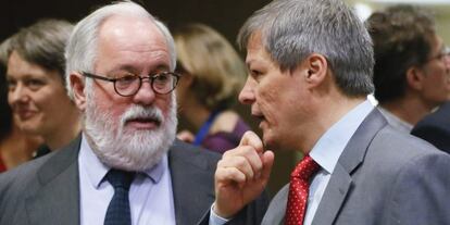 A la izquierda, Miguel Arias Cañete, este lunes en Bruselas.