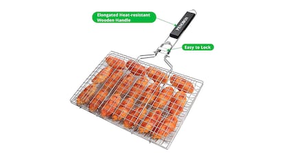 Barbecuegrill op een witte achtergrond.