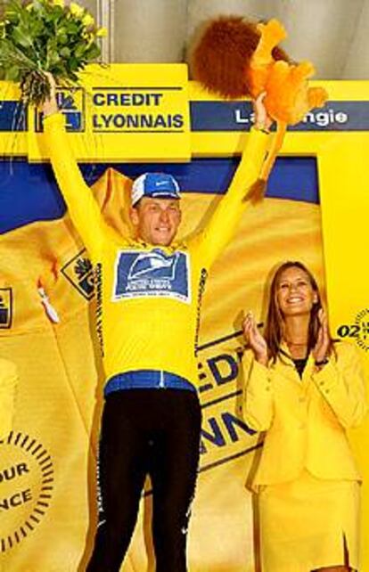 Lance Armstrong, en el podio tras enfundarse el 'maillot' amarillo.