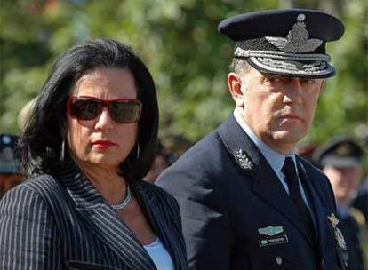 La ministra de Defensa argentina, Nilda Garré, con el jefe de la Fuerza Aérea, Normando Constantino.