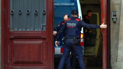 Agentes de los Mossos frente al Palacio de Justicia de Barcelona, donde se celebra el juicio.