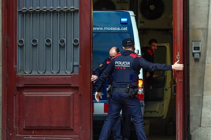 Agentes de los Mossos frente al Palacio de Justicia de Barcelona, donde se celebra el juicio.