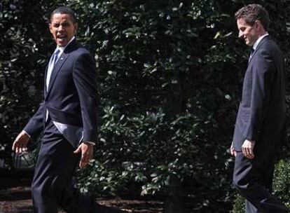 Barack Obama y Timothy Geithner pasean por los jardines de la Casa Blanca el pasado miércoles.