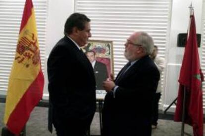 Fotografía facilitada por el Ministerio de Agricultura del ministro español de Agricultura, Alimentación y Medio Ambiente, Miguel Arias Cañete, (dch), conversando con su colega marroquí, Aziz Ajanuch, durante la reunión de la Comisión mixta hispano-marroquí celebrada en Casablanca, Marruecos. EFE/Archivo
