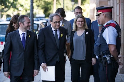 El candidat de JxCat, Quim Torra, arriba al Parlament acompanyat de la diputada Elsa Artadi, el 14 de maig del 2018.