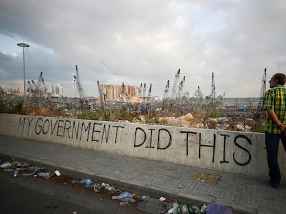 Una pintada en el que se lee: "Mi Gobierno hizo esto", en los alrededores del puerto de Beirut.