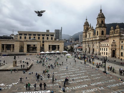 Activistas colocan los nombres de militantes de izquierda asesinados en la Plaza Bolívar, en el centro de Bogotá, en 2019.