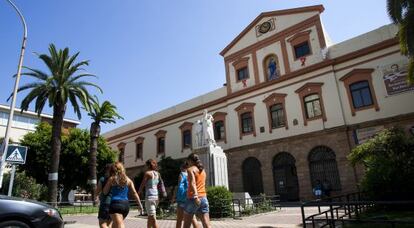 Fachada del colegio salesiano San Ignacio en Cádiz.