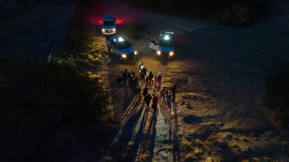Migrantes de América Central y del Sur que buscan asilo en EE UU son registrados por agentes de la patrulla fronteriza después de cruzar el río Grande, en la localidad de Roma (Texas, EE UU), este martes.