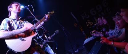 David Lou en concierto en la sala 696 Live de Shanghái.