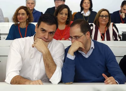 El secretari general del PSOE, Pedro Sánchez (esq) i el secretari d'Organització, César Luena, durant la reunió del Comité Federal a Madrid.