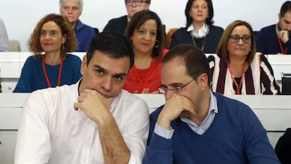 El secretari general del PSOE, Pedro Sánchez (esq) i el secretari d'Organització, César Luena, durant la reunió del Comité Federal a Madrid.