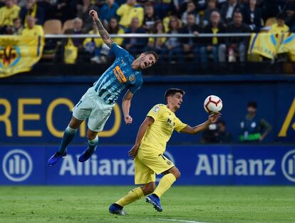 Lucas Hernández disputa un balón aereo a Gerard Moreno