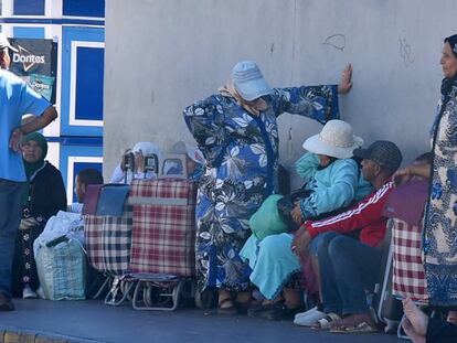 Porteadoras aguardan su turno en el puesto fronterizo de Ceuta, el pasado 15 de enero.