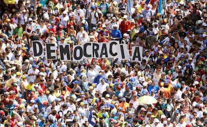 Opositores de Maduro marcham por Caracas.