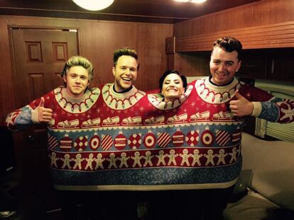 Esta es quizá una de las fotos que más famosos con espíritu navideño ha reunido bajo un mismo jersei. De izquierda a derecha: los cantantes Olly Murs, Niall Horan (de One Direction), Demi Lovato y Sam Smith.