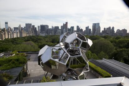 La obra Cloud City constituye un mirador excepcional desde la terraza del Museo Metropolitano de Arte de Nueva York.