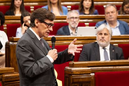 El presdient Salvador Illa y Albert Batet, líder de Junts, durante un momento de la la sesión de control del Govern.