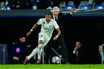 David Alaba controla el balón ante la atenta mirada de Carlo Ancelotti durante el Real Madrid-Chelsea del pasado miércoles.