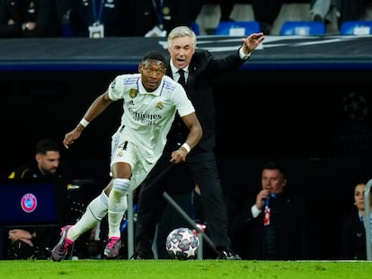 David Alaba controla el balón ante la atenta mirada de Carlo Ancelotti durante el Real Madrid-Chelsea del pasado miércoles.