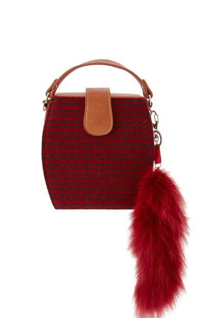 Bolso de cuadros: 39 euros. Llavero de pelo: 32 euros.