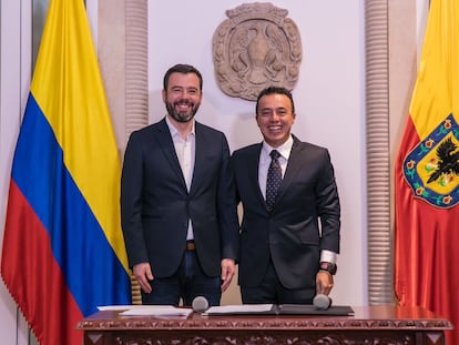 Carlos Fernando Galán y Orlando Molano durante el nombramiento de Molano como director del Instituto de Desarrollo Urbano, en Bogotá, el 11 de enero de 2024.