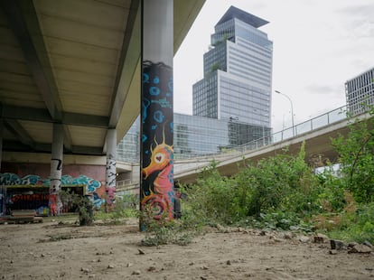 El Periférico, la autopista de circunvalación que rodea París, marca los límites de la ciudad y el Sena. En la imagen, su frontera oriental con el municipio de Ivry.