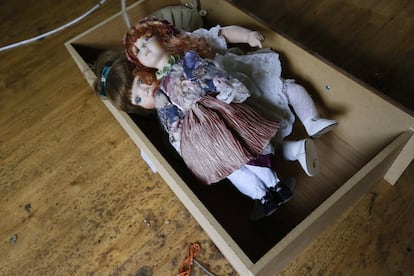 Muñecas dentro de una de las cajas amontonadas con objetos, tras las inundaciones en St. Amant, Luisiana (EE.UU).