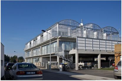 Con materiales plásticos y flexibles y espacios intermedios –como el de la casa para la familia de Anne-, los arquitectos levantaron varios grupos de viviendas como estas 23 en St. Nazaire.