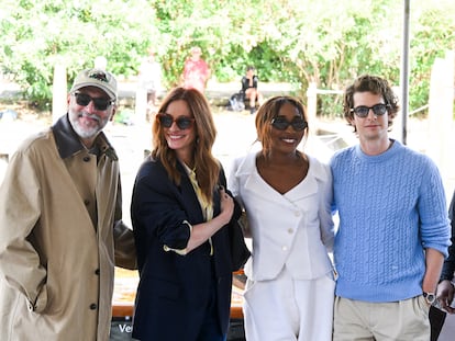 De izquierda a derecha, el director Luca Guadagnino y los actores Julia Roberts, Ayo Edebiri y Andrew Garfield, este viernes en Venecia.