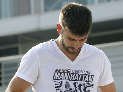 Piqué, firmando un autógrafo.