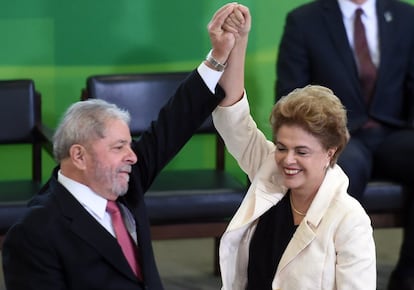 La presidenta de brasileña, Dilma Rousseff, y el nuevo ministro de Casa Civil, Lula da Silva después del juramento.