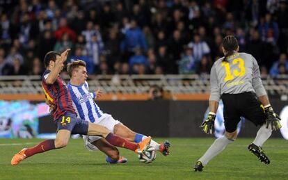 Mascherano defiende a Griezmann, ante Pinto.