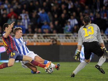 Mascherano defiende a Griezmann, ante Pinto.