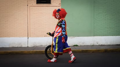 El payaso Guppy lleva su monociclo a un show en un parque público, en Iztapalapa, Ciudad de México. 