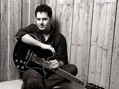 Lapido esgrime la espada de la poesía y el rock