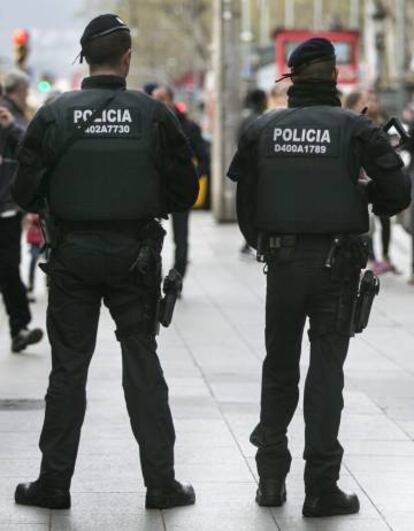 Dos mossos d'esquadra.