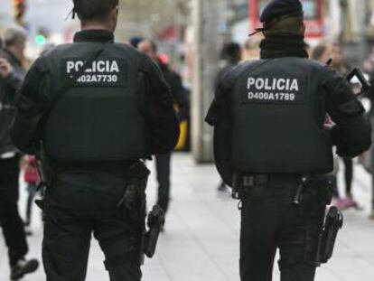 Dos mossos d'esquadra.