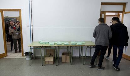 Ambiente electoral en un colegio en Sevilla.