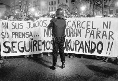 Centenares de &#39;okupas&#39; se manifestaron ayer por las calles del centro de Valencia en defensa de la ocupación de inmuebles deshabitados, en solidaridad con los detenidos por los incidentes en el desalojo del antiguo Teatro Princesa y en denuncia de la "opresión" del Estado. Se profirieron gritos contra la Policía, la especulación y los medios de comunicación. La marcha transcurrió de manera pacífica. El numeroso dispositivo policial apenas intervino. Se hicieron algunas pintadas en establecimientos y se colgaron pancartas.