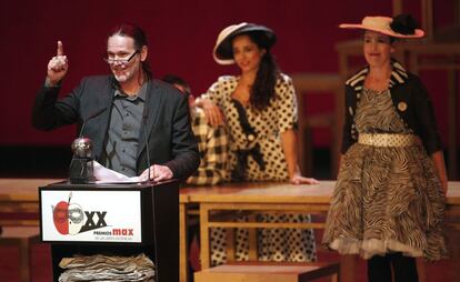 El escenógrafo Curt Allen Wilmer (i) recibe el Premio Max al Mejor Diseño de Espacio Escénico por la obra "Hamlet", durante la gala de entrega de la vigésima edición de los Premios Max de las Artes Escénicas celebrada esta noche en el Palau de Les Arts Reina Sofía de Valencia.