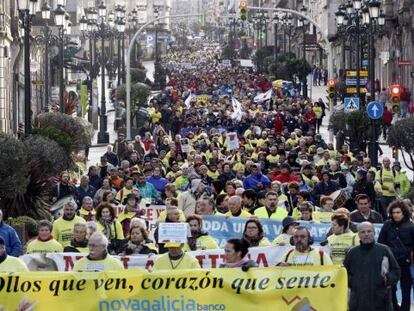 Miles de afectados por las preferentes se manifiestan en VIgo.