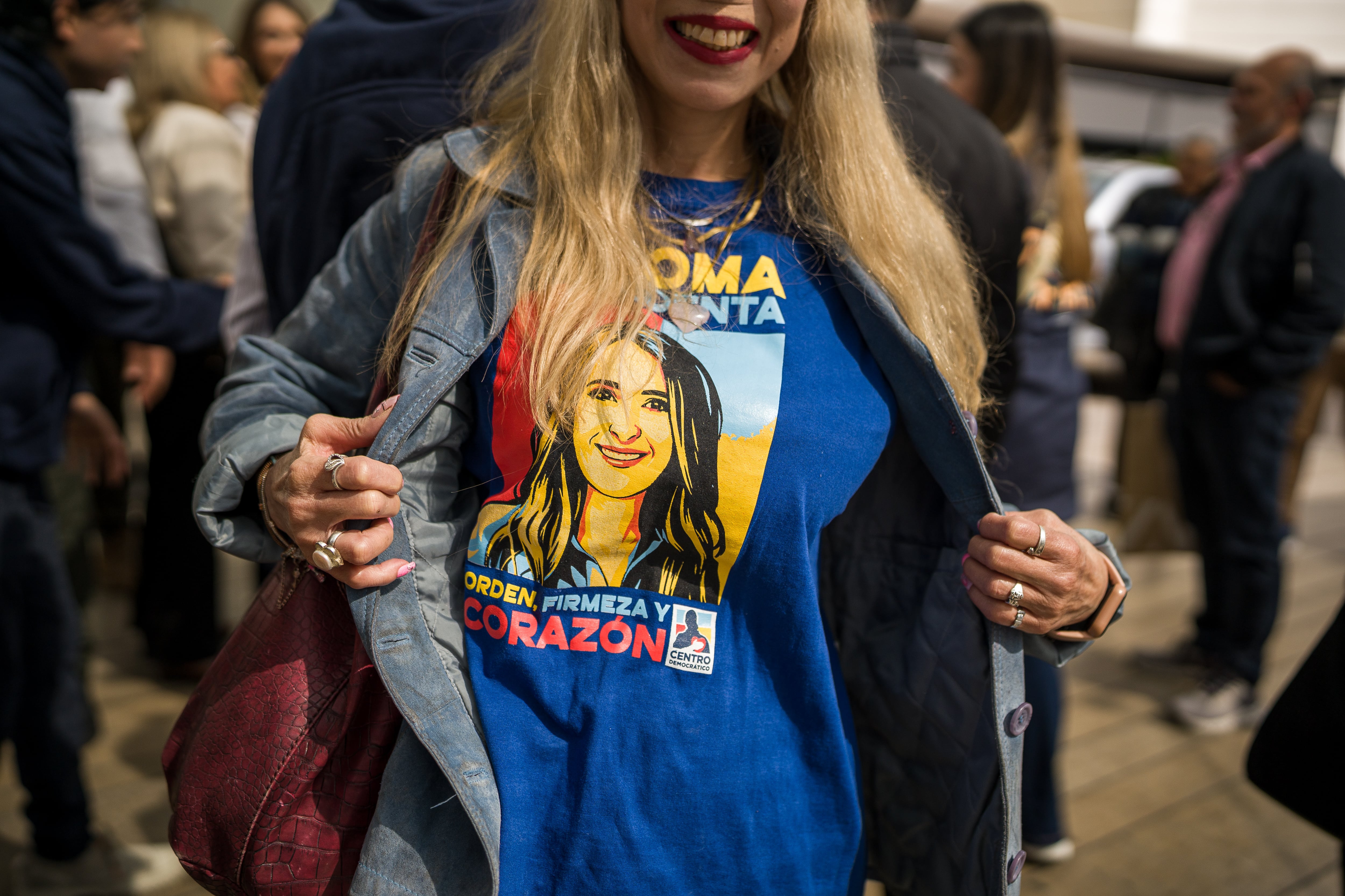 Una mujer acude a votar con una camisa a favor de Paloma Valencia en el norte de Bogotá.