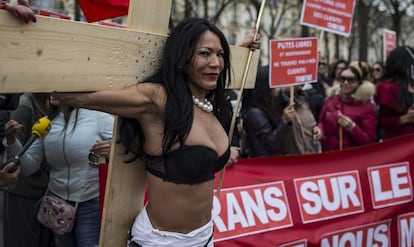 Trabajadoras sexuales transg&eacute;nero se manifiestan en Par&iacute;s contra el proyecto de ley que prev&eacute; sancionar a sus clientes