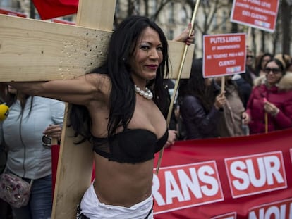 Trabalhadoras sexuais transgênero protestam em Paris.