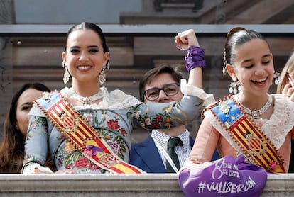 Las falleras mayores, Marina Civera (a la izquierda) y Sara Larrazabal, exhiben símbolos feministas desde el balcón del Ayuntamiento de Valencia momentos antes de que la pirotécnica Reyes Martí disparase la 'mascletà' más reivindicativa.